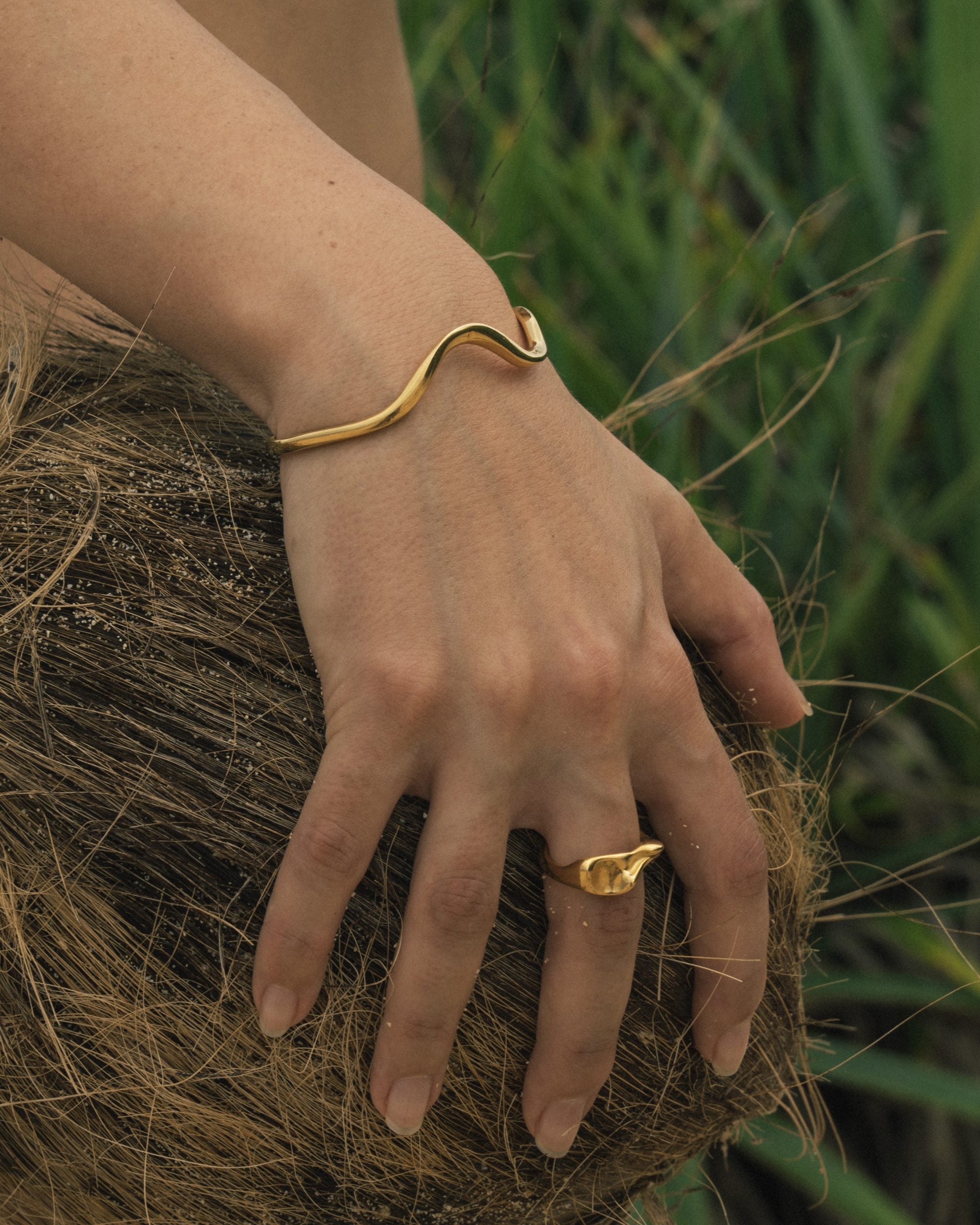 Wavy bangle