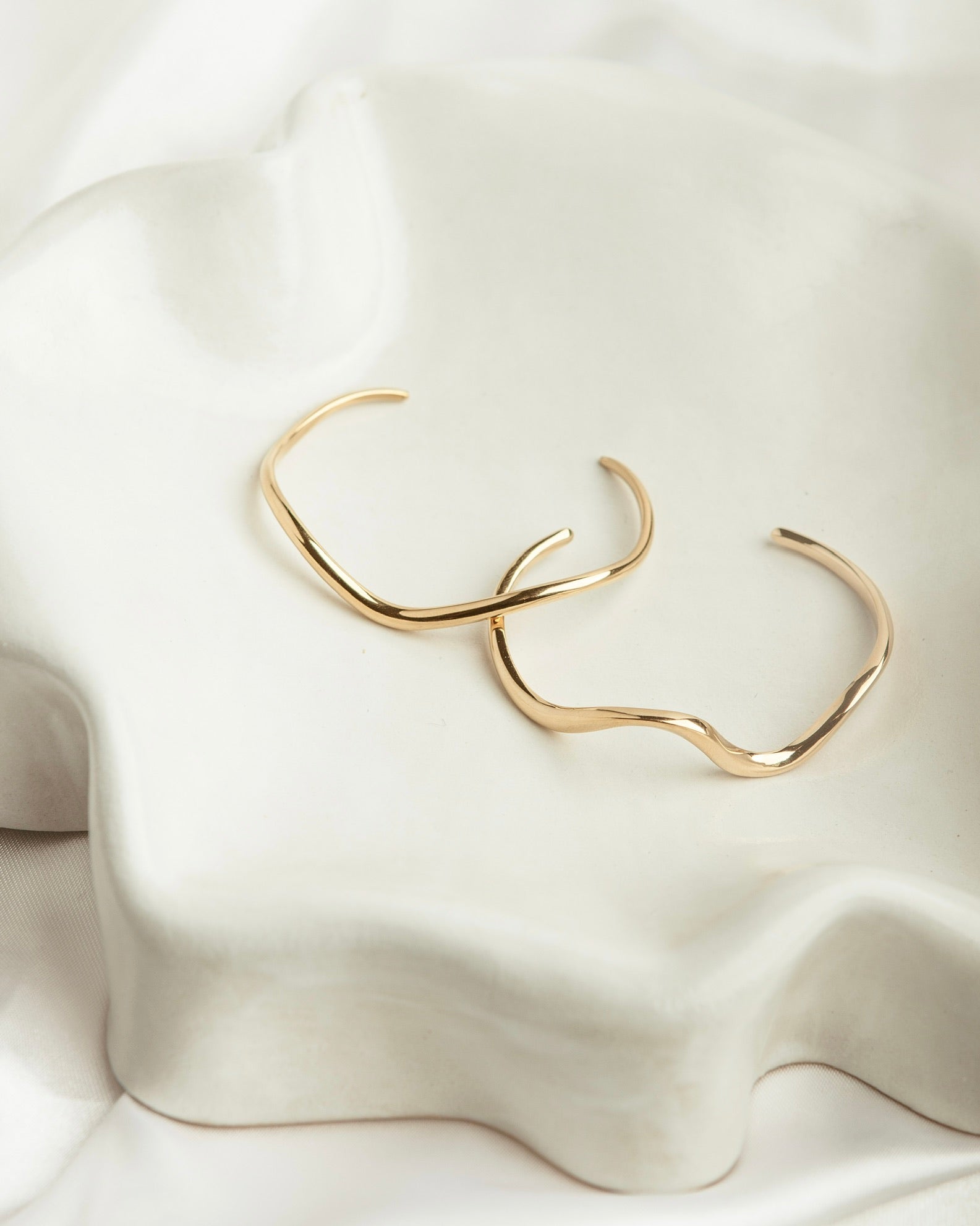 Wavy bangle