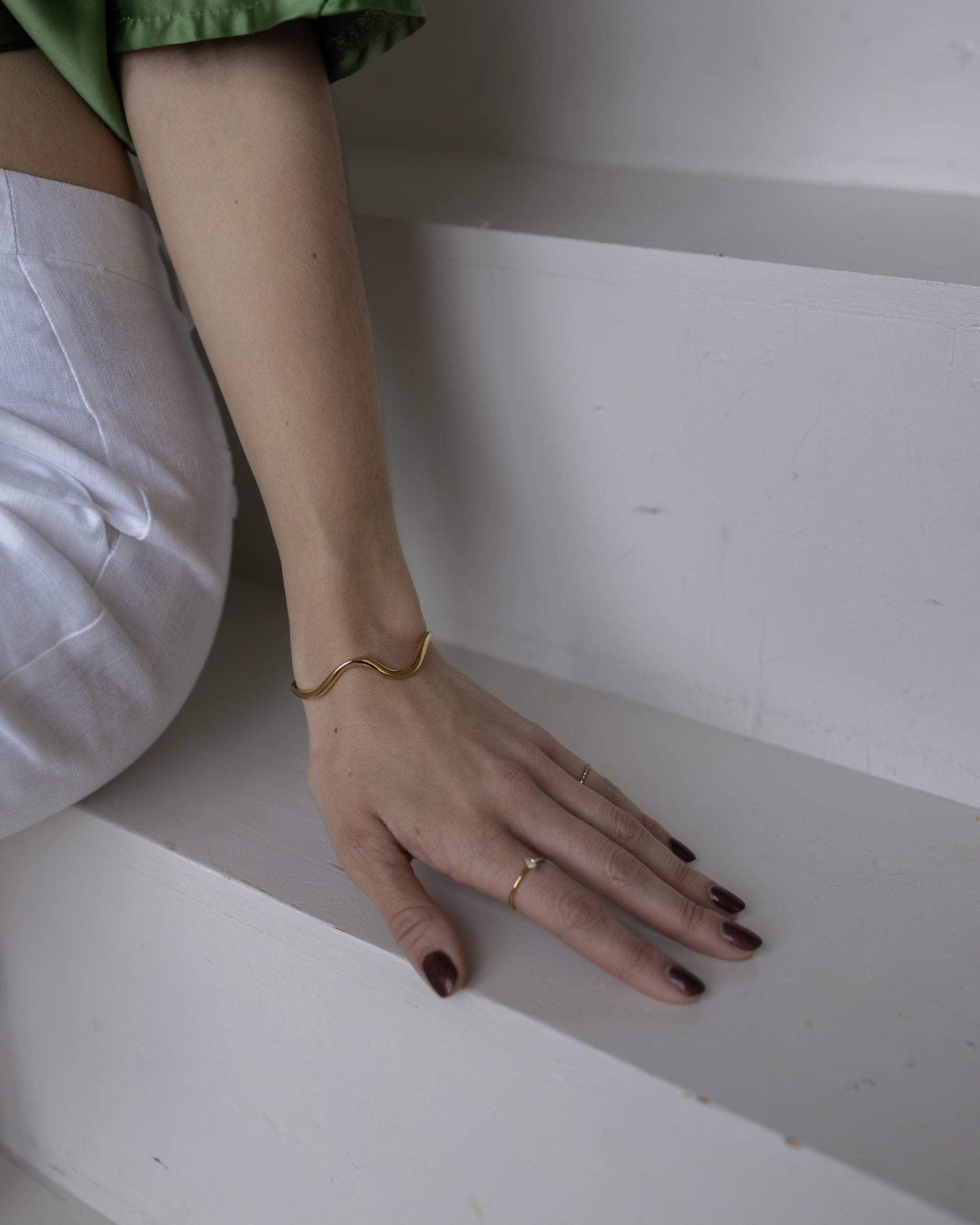 Wavy bangle