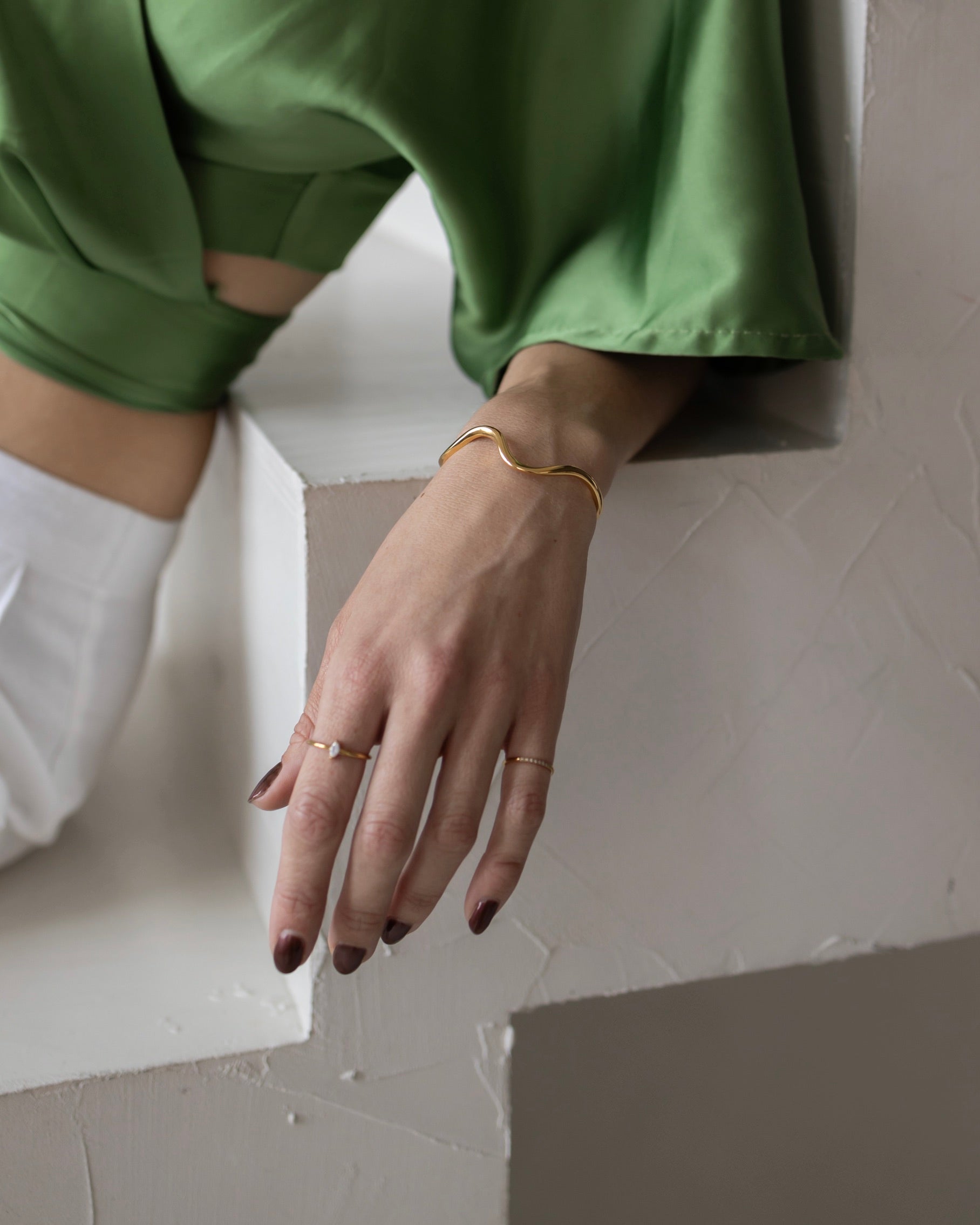 Wavy bangle